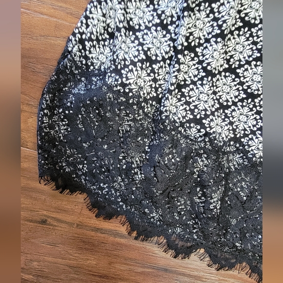 Maurices Off The Shoulder NWT Never Worn Black and White Lace Blouse Size Small - Picture 5 of 9